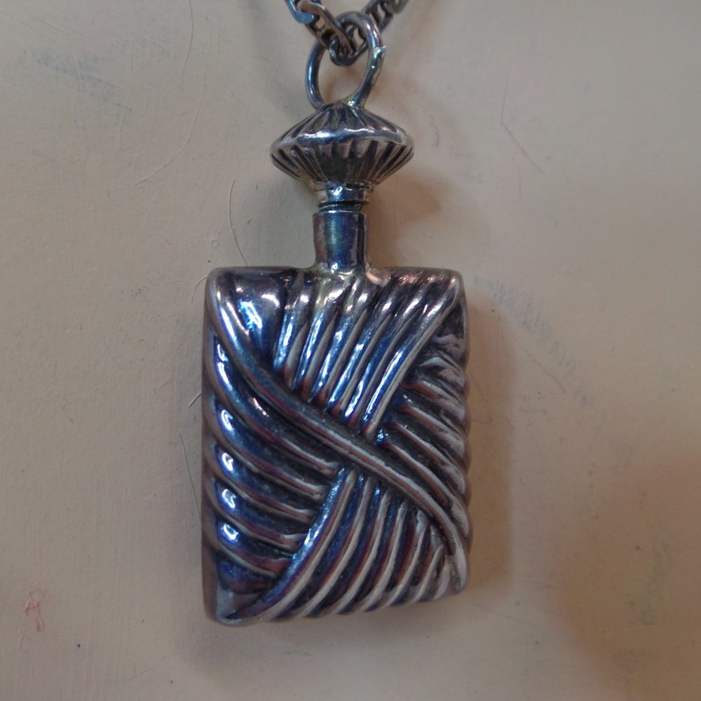 VINTAGE STAMPED ND 9.25 STERLING SILVER PERFUME BOTTLE & CHAIN NECKLACE